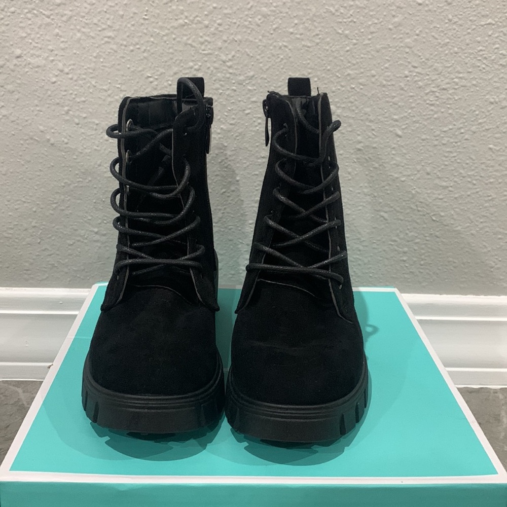 Boots - Picture 4 of 5